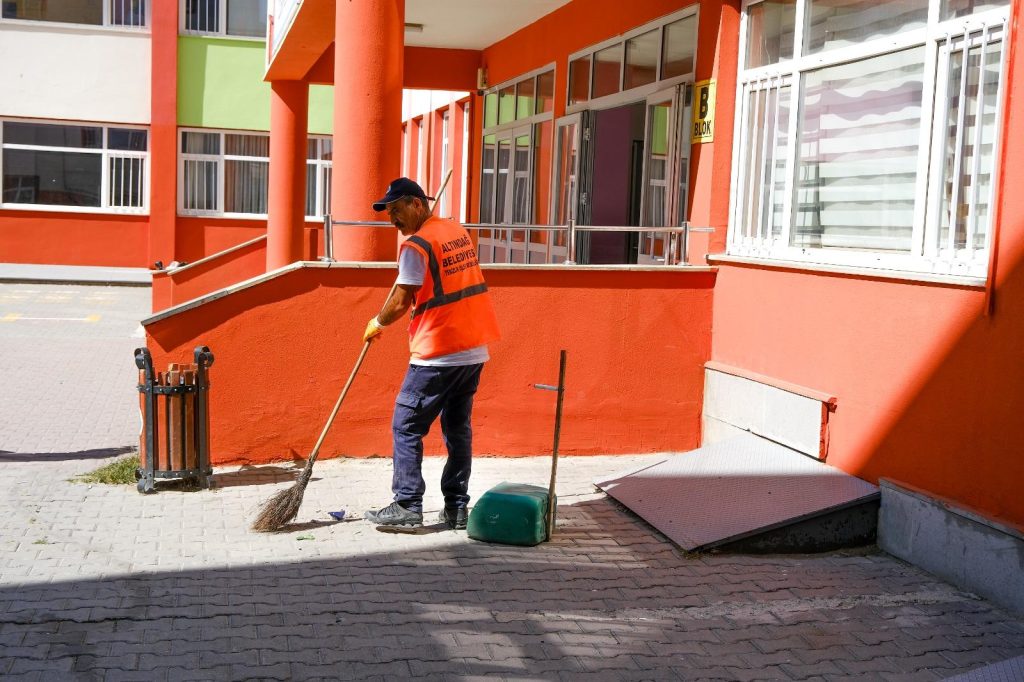 ALTINDAĞ'DA OKULLAR ÖĞRENCİLERİ KARŞILAMAYA HAZIR (15)