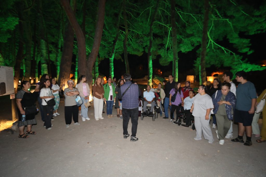 Efes Selçuk Belediyesi’nden Engelsiz Bireylere Efes'te Gece Yolculuğu (3)