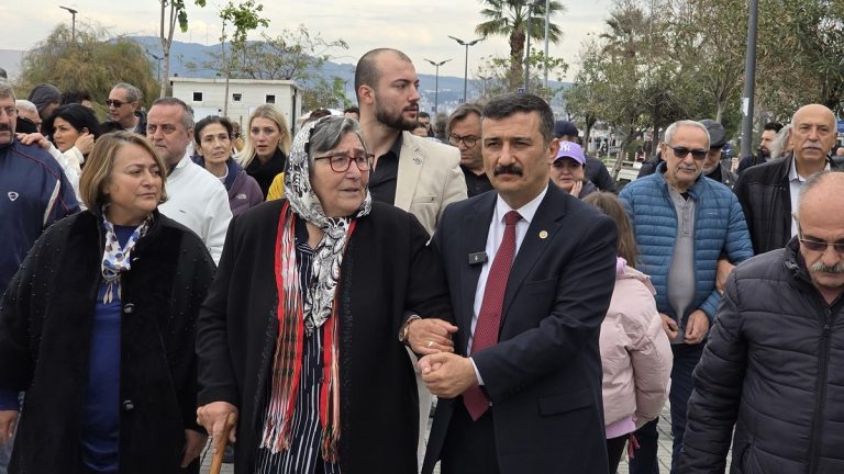 PAKİZE ANNE, MUDANYA’DA DENİZE SİYAH ÇELENK BIRAKTI, TÜRKOĞLU YALNIZ BIRAKMADI!