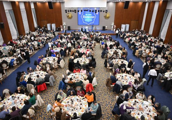 BAŞKAN TİRYAKİ AYDINLIKEVLER SAKİNLERİYLE İFTARDA BULUŞTU (7)