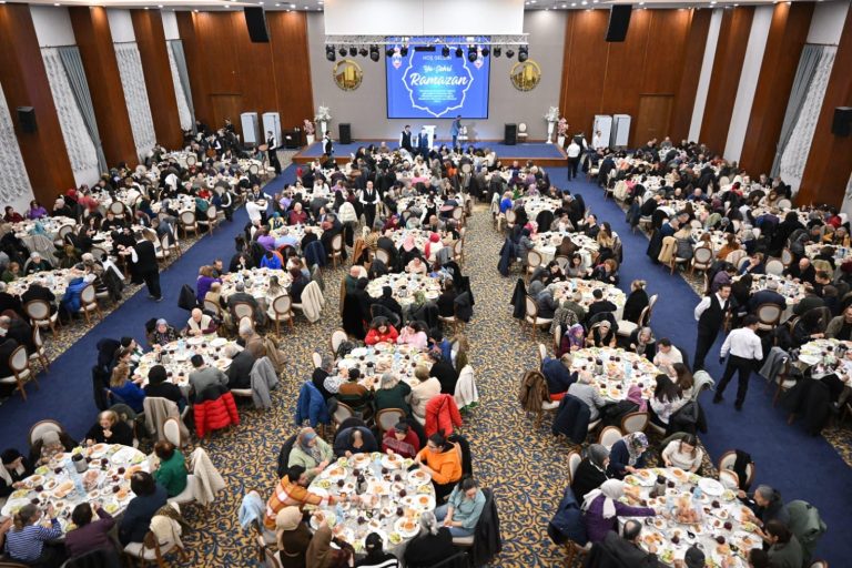 BAŞKAN TİRYAKİ AYDINLIKEVLER SAKİNLERİYLE İFTARDA BULUŞTU (7)