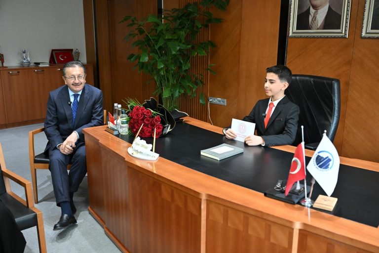 KÜÇÜK BAŞKAN AHMET MAKAMINA OTURDU (5)